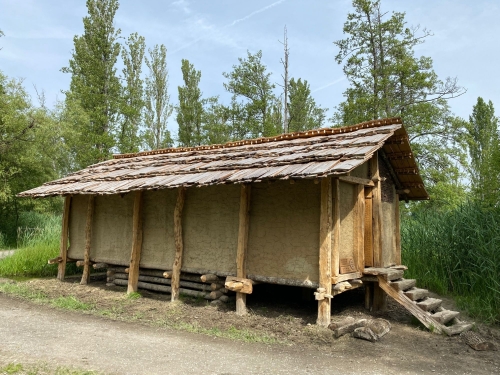 Nach den Aufräumarbeiten erstahlt das Pfahlbauhaus im Sonnenschein.